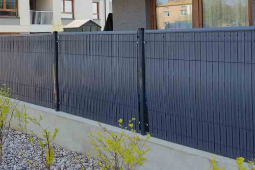 Listwy pionowe_aranzacja_płot_RD03 ciemny szary_3.jpg