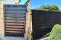Mata technorattan oczkowana_ kolor czarny RD 04_aranżacja na furtce i ogrodzeniu.jpg