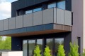 Osłona-na-balkon-RD22-jasnoszara-z-ciemnym-szarym-balkon_3.jpg
