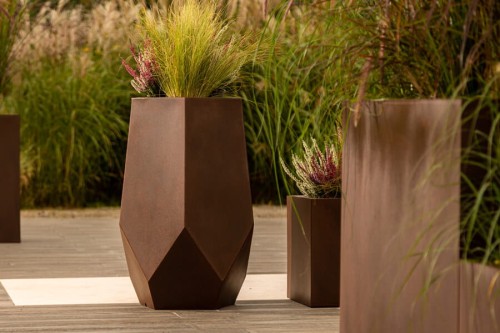 Donica Bari_corten brąz_aranżacja w ogrodzie.jpg